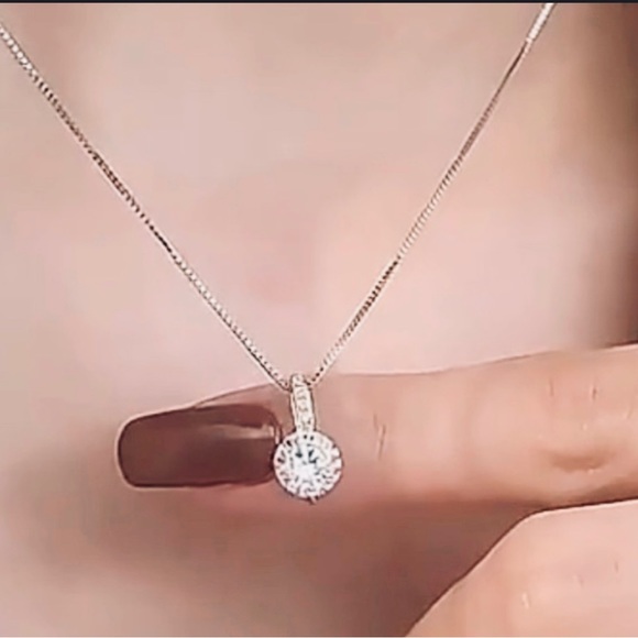 Vintage Style Simple Rhinestone Pendant Necklace - Picture 6 of 10